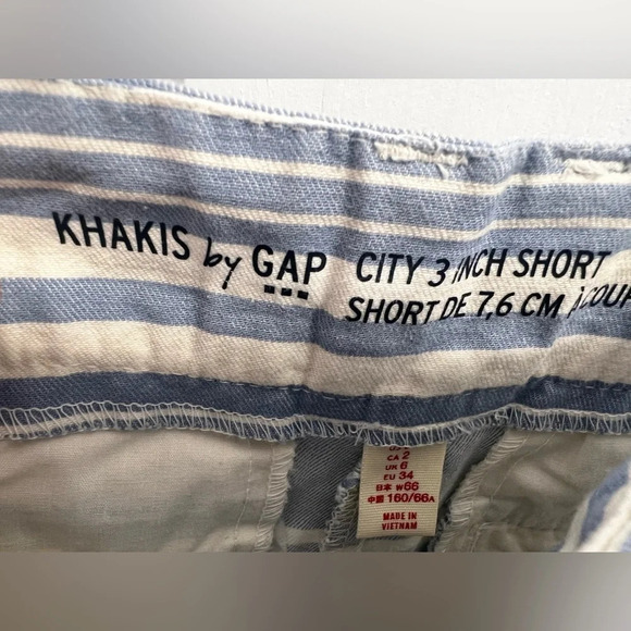Womenโs size 2 gap khakis chino shorts blue and white stripe excellent condition - Picture 3 of 5